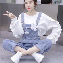 韩版新款时尚减龄花朵吊坠牛仔背带裤女白色纽扣花边袖卫衣套装潮