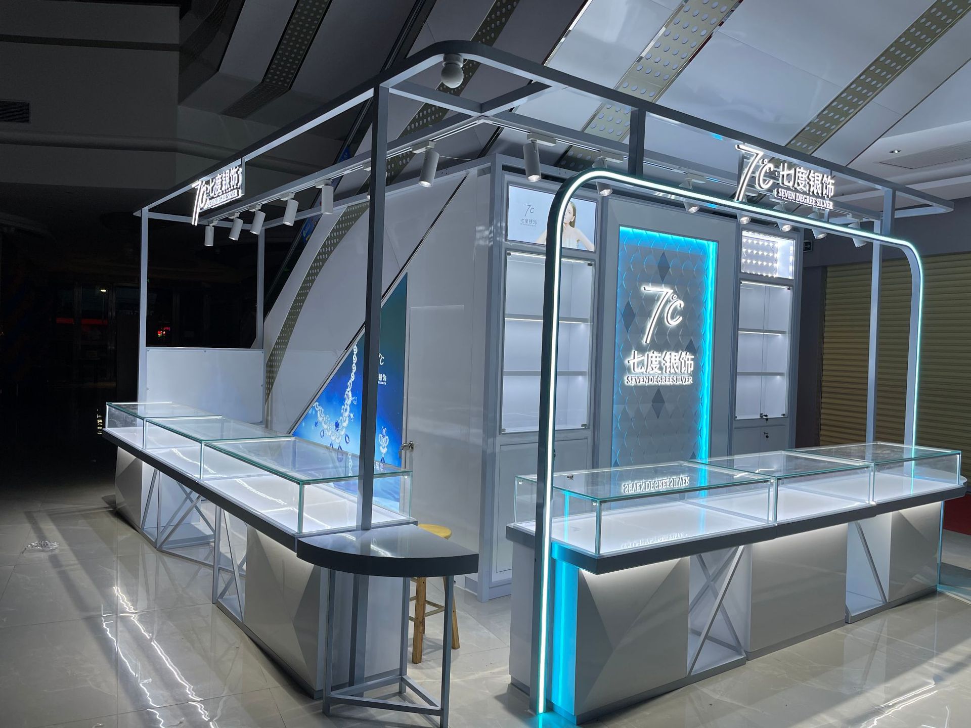 商场中庭珠宝展示柜台中纤板烤漆玻璃展示货柜银饰项链陈列柜摆放