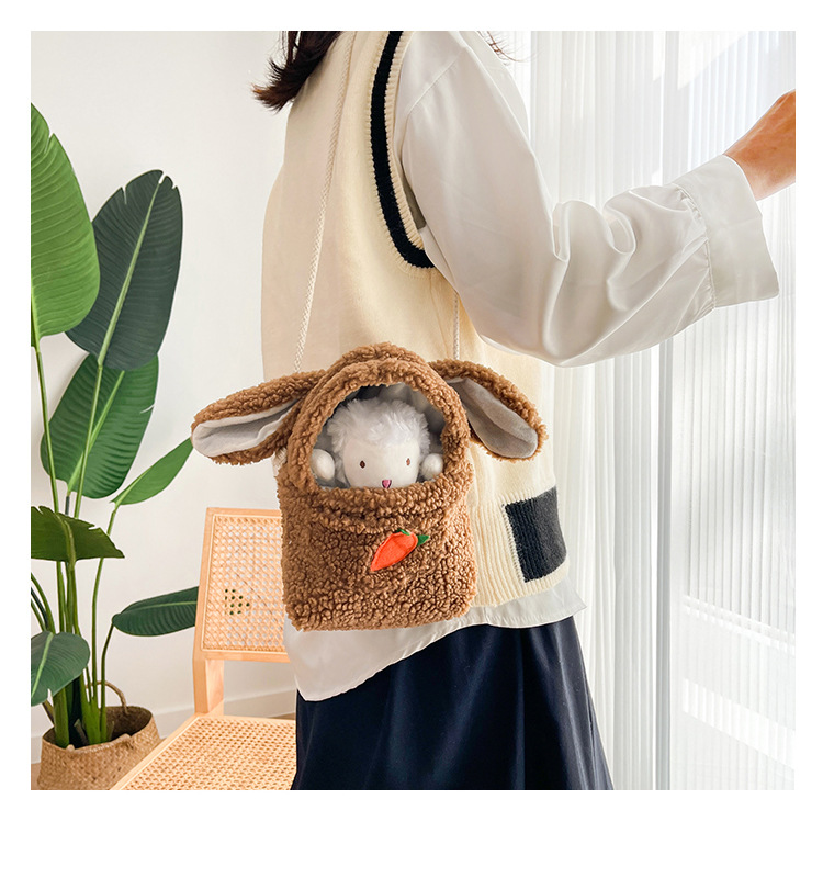 抖音爆款小羊公仔包包女可爱软妹毛绒包新款斜挎包水桶单肩包批发