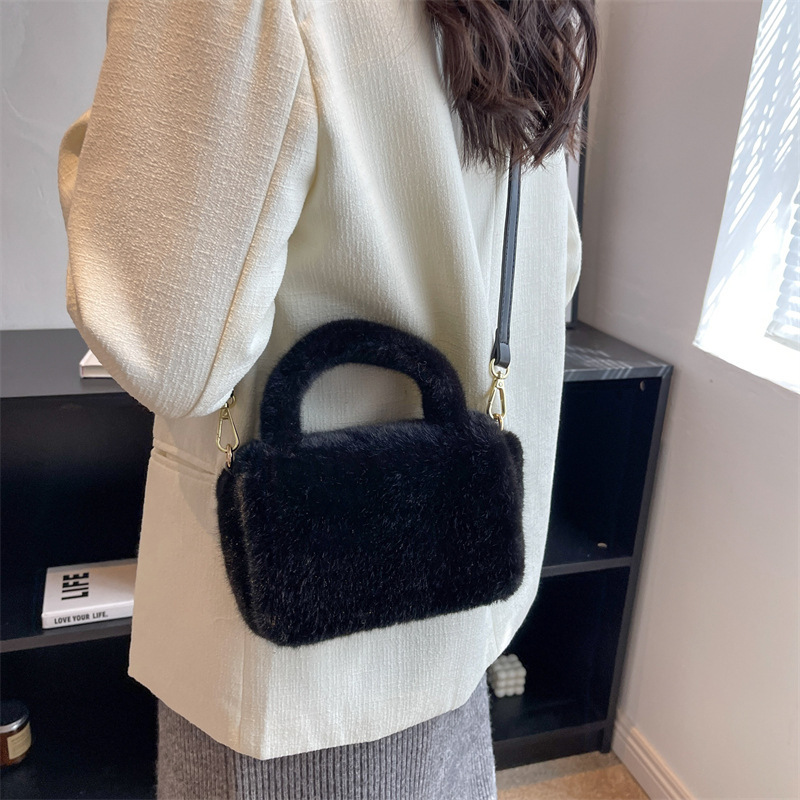 Autumn Plush Bag 2023 New Fashion Trendy Small Square Bag Simple Casual Crossbody Furry Women's Small Backpack