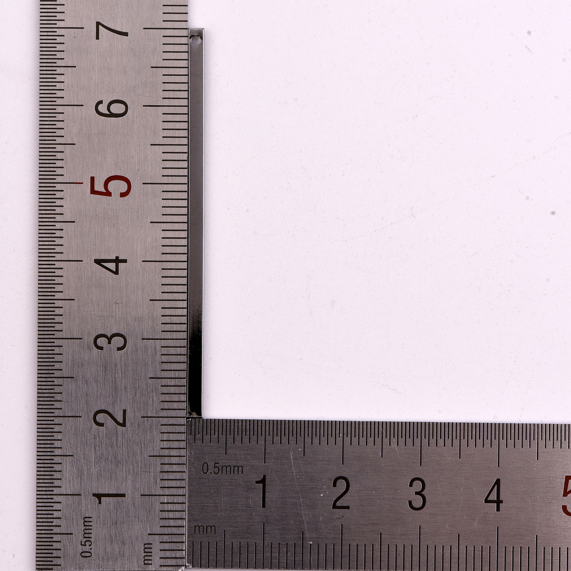 【尺寸大小】:长50mm,宽2mm,厚1mm,孔1.