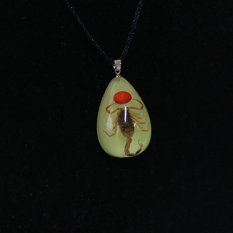 Aiwei Brand Resin Real Insect Necklace Luminous Insect Amber Pendant Stall Hot Sale Ornament Factory Wholesale