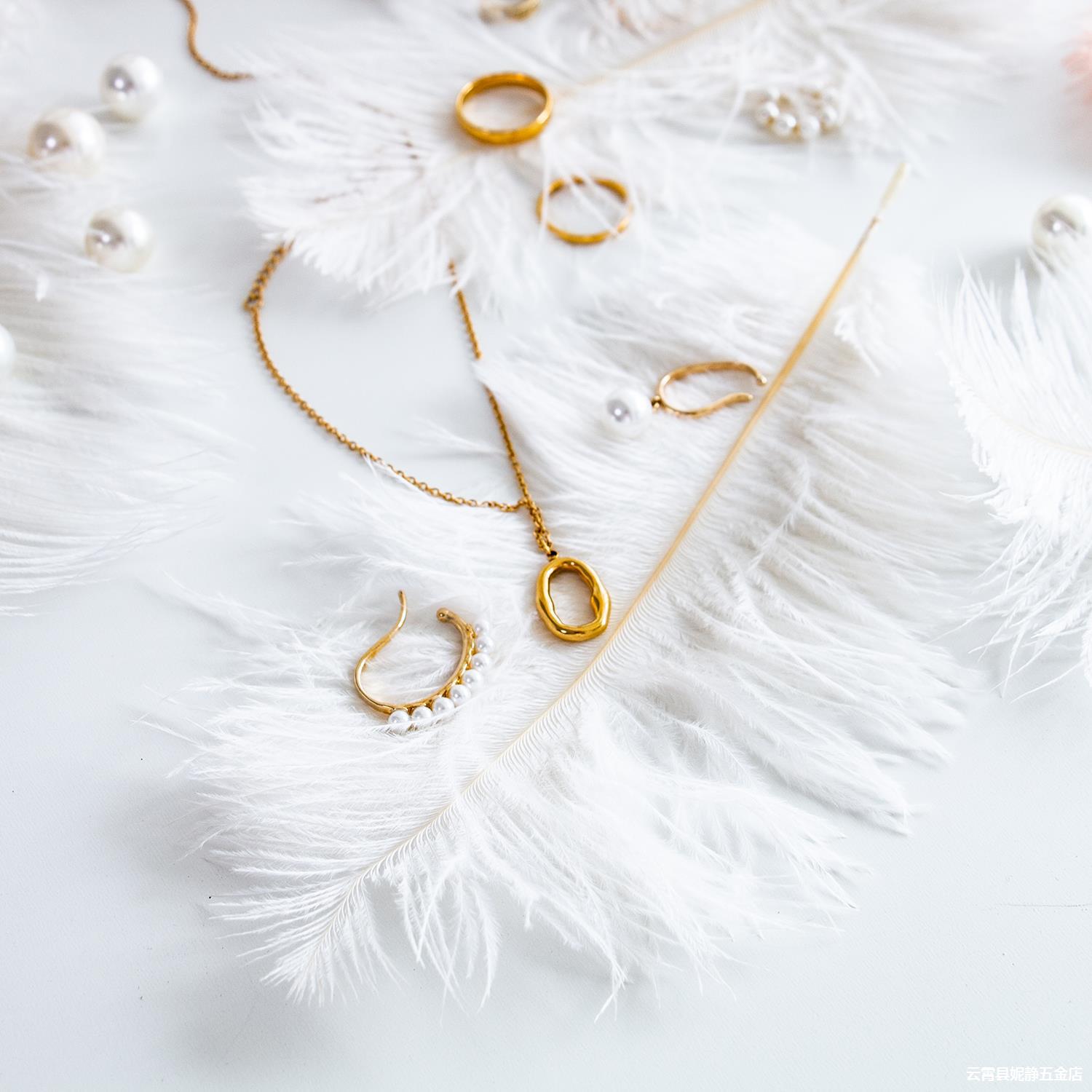 ins天然鸵鸟毛羽毛粉白色 饰品耳环戒指珍珠拍照道具装饰摄影背景