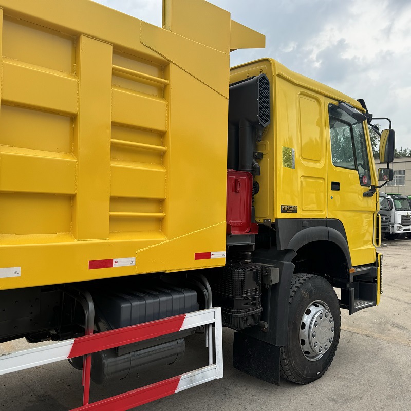 出售豪沃后八轮自卸车 双桥渣土车厢货车 375马力集装箱后翻车