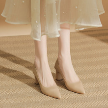 裸色显白细跟高跟鞋女2024年新款浅口设计感尖头气质漆皮色单鞋