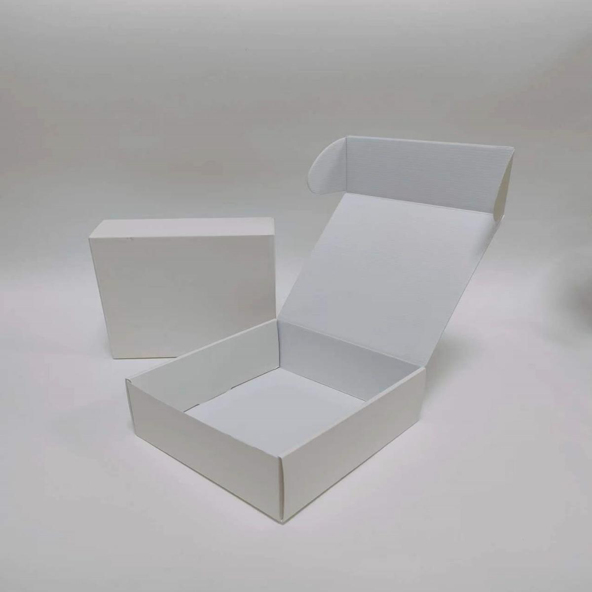 现货白色瓦楞纸盒w9材质加强加白型单粉卡坑盒通用包装盒飞机盒