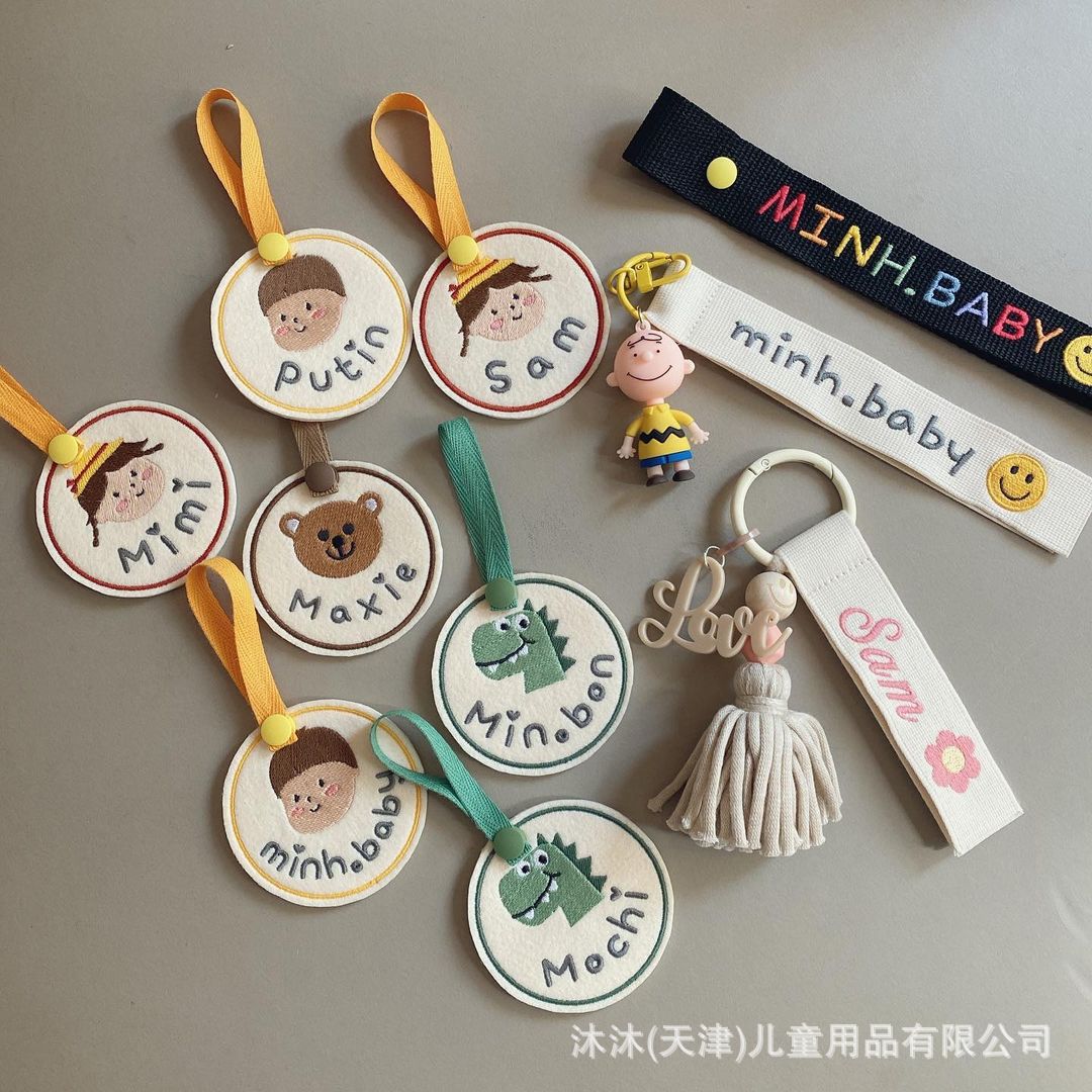 ins韩国儿童姓名牌幼儿园宝宝入园名字牌刺绣可爱娃娃姓名牌挂件