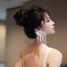 新款新娘超仙珍珠羽毛耳夹高级感水珠耳饰婚礼写真造型手工串配饰
