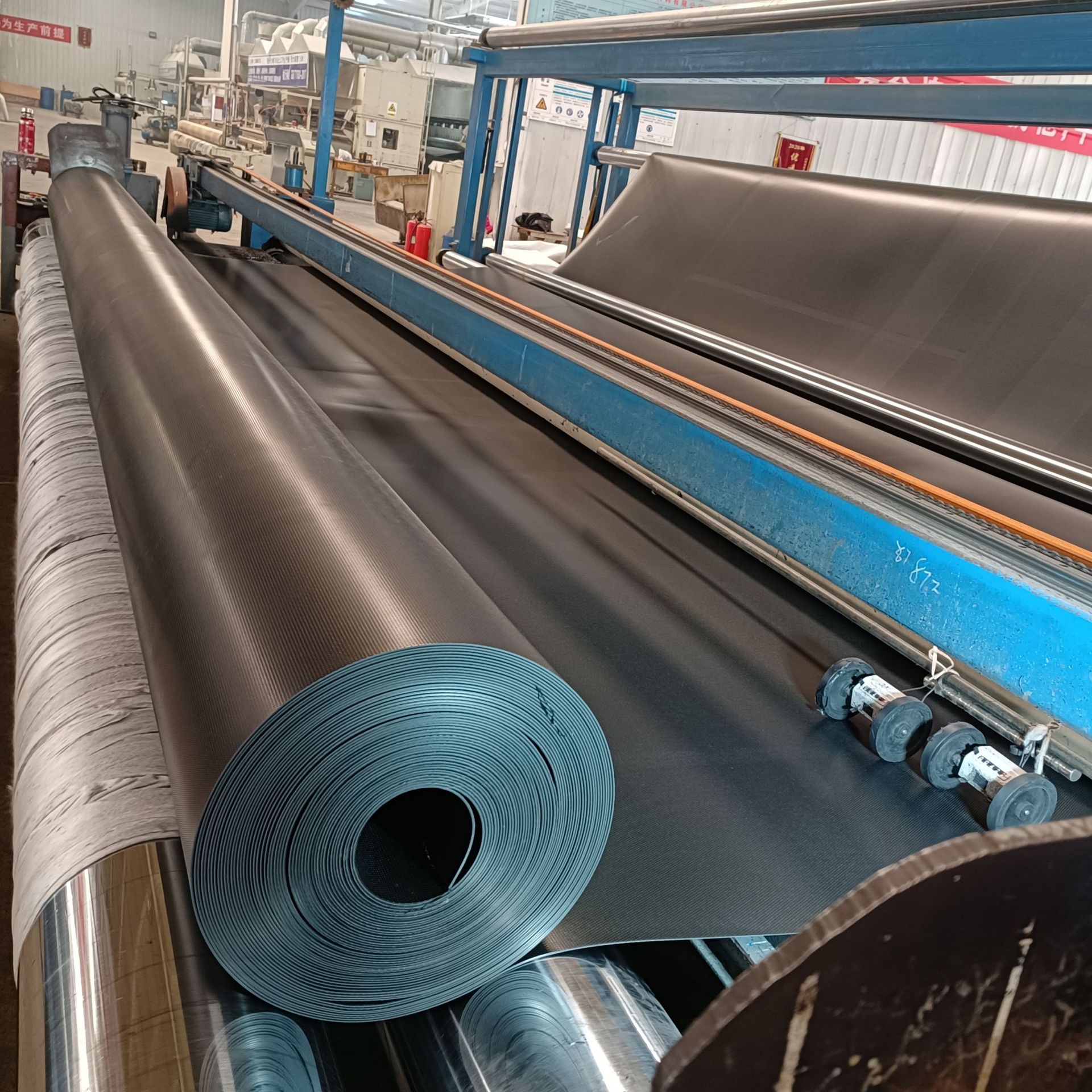 厂家批发黑色hdpe土工膜沼气池光面防渗土工膜鱼塘藕池养殖防渗膜