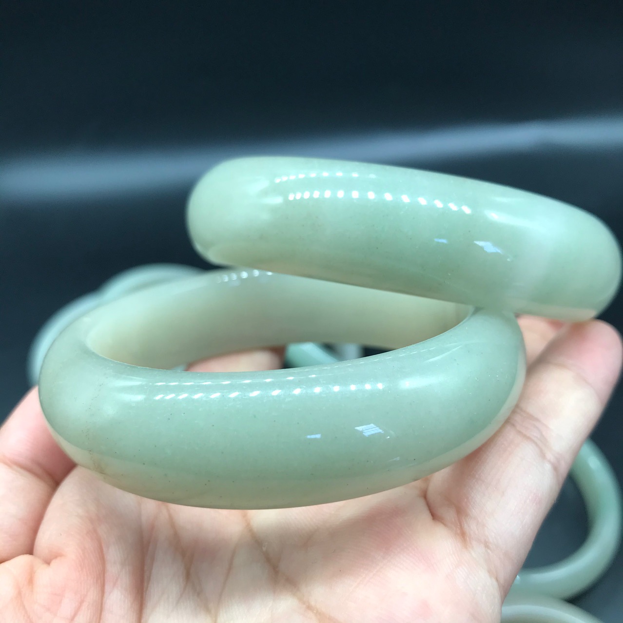 天然内蒙佘太翠透水料飘绿手镯佘太翠玉手镯直播供货量大从优