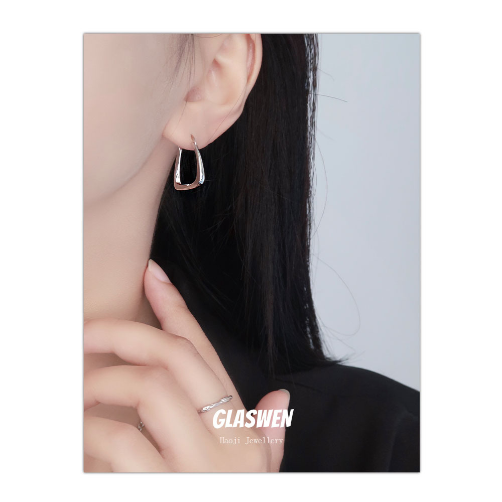 High-Grade French Style Vintage Earrings Classic Style Simple Bracelet Earrings Golden Niche Texture Ear Clip Temperament Earrings Wholesale