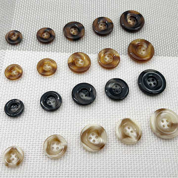 棒花花纹四眼树脂纽扣 风衣外套毛呢大衣扣子 仿牛角裤扣西装钮扣