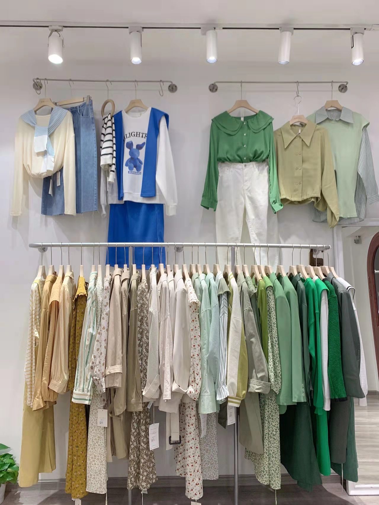 品牌折扣女装批发 十三行靓妹时尚款 撤柜剪标清仓直播实体店货源