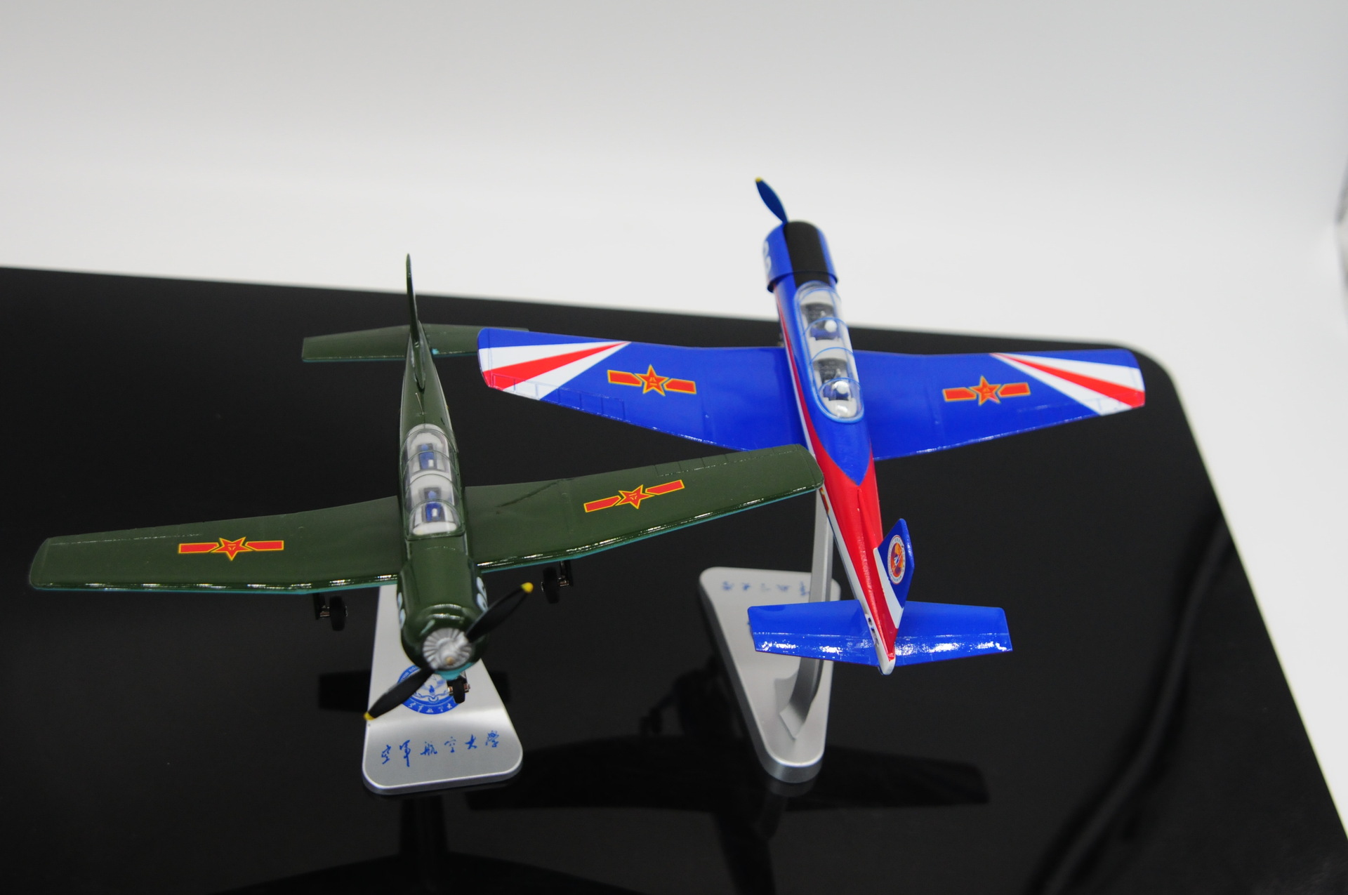 初教-6空军表演机模型 初教六 教6教练机合金飞机模型 1:48礼盒