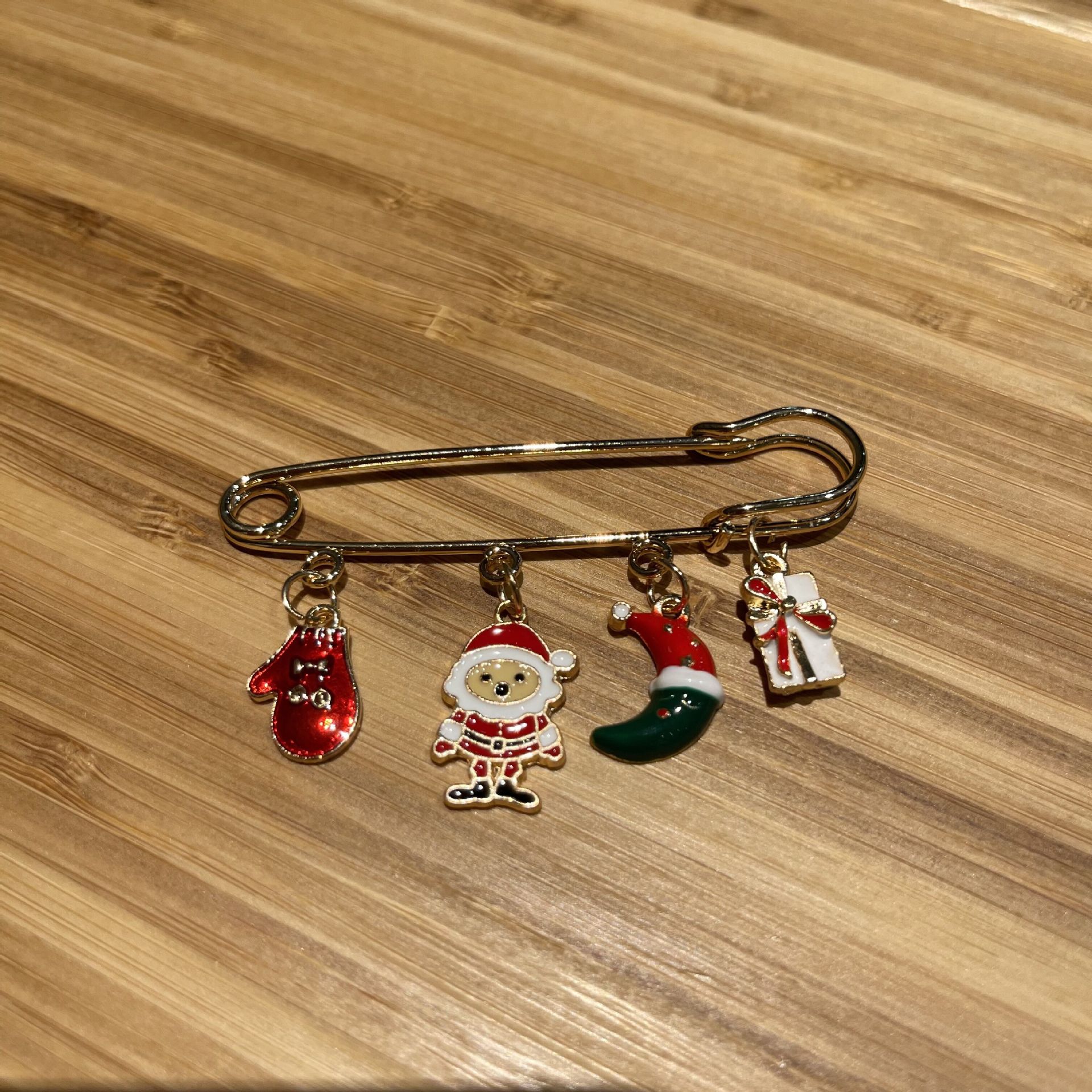 新款圣诞胸针合金滴油圣诞树雪人麋鹿吊坠回形针胸章欧美跨境饰品
