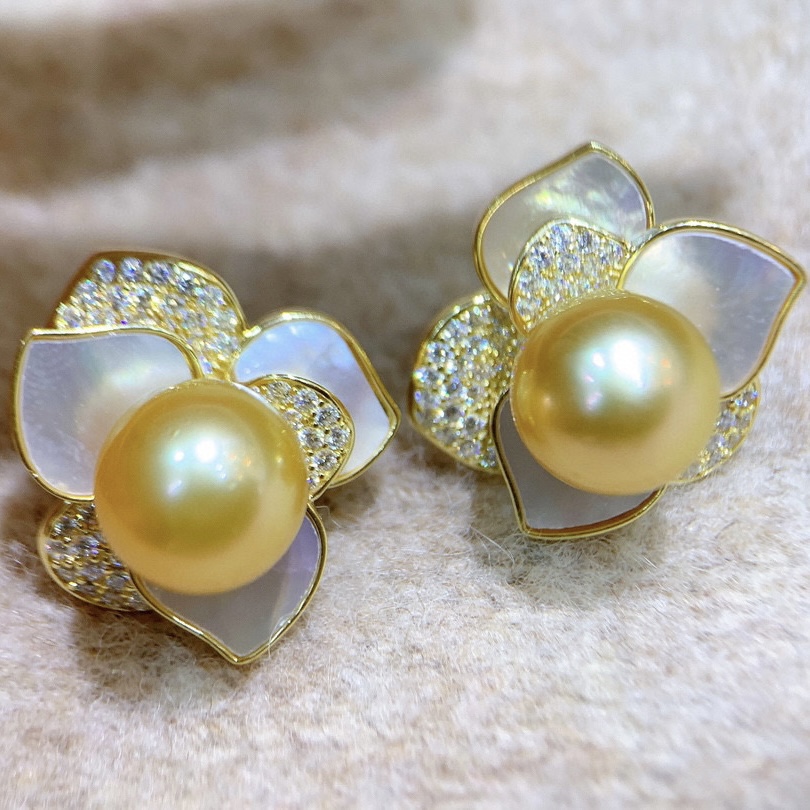 白贝山茶花金珠耳钉 s925银质感好9-10mm正圆浓金天然金珍珠耳环