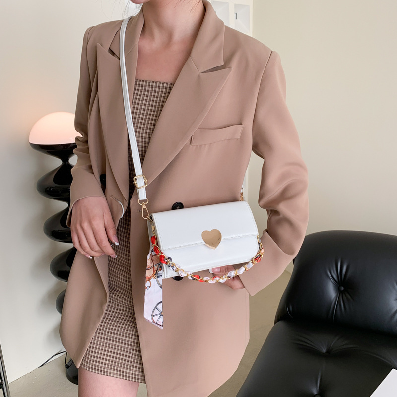 Women's Bag 2023 Spring Affordable Luxury Fashion Silk Scarf Chain Portable Small Square Bag Popular Peach Heart Buckle Shoulder Messenger Bag