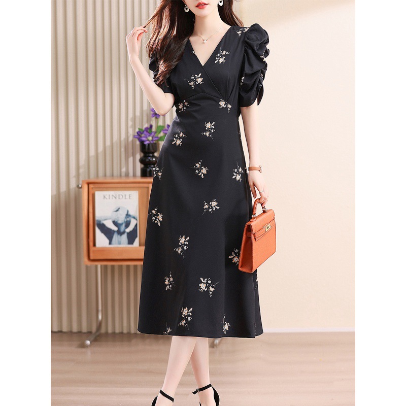 夏季女装法式轻熟风v领连衣裙2024新款温柔气质收腰长款茶歇裙子