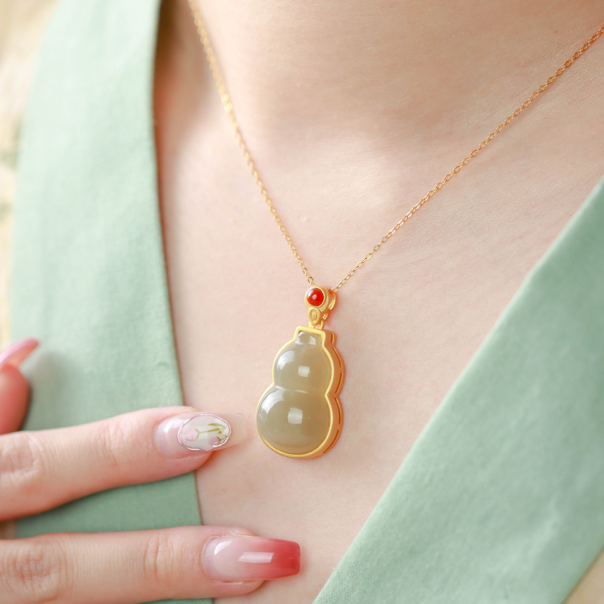 蔓时光s925银镀金天然和田玉青玉小葫芦项链吊坠时尚复古卡通女款