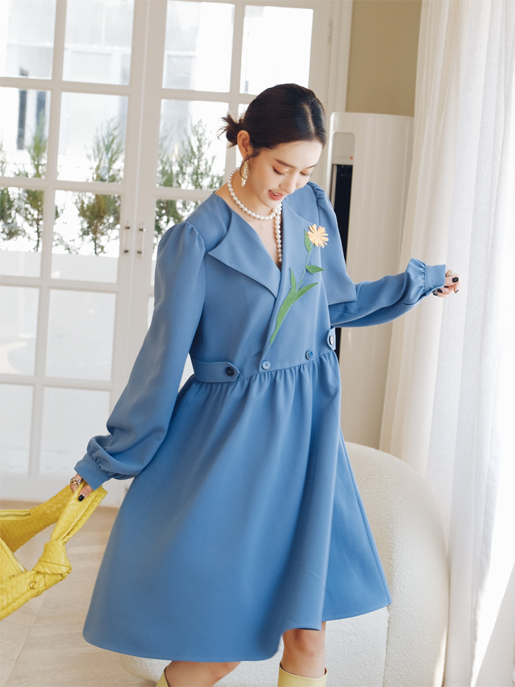 法式v领刺绣花泡泡袖湖蓝色连衣裙女春夏高腰中长大摆裙