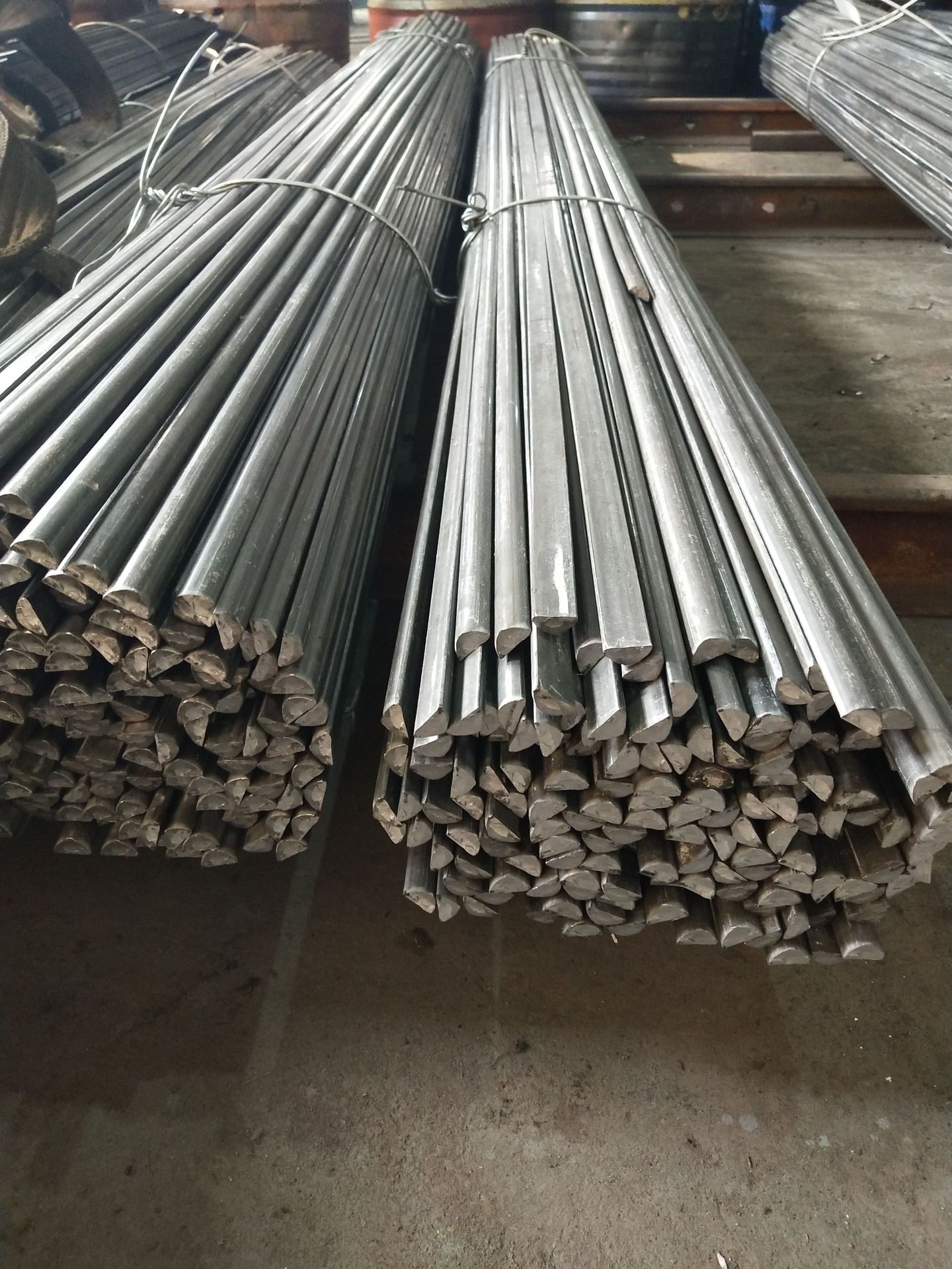 冷拉三角钢金锤冷拉是国内早起投入研发的生产厂家,于2008年开发成功.