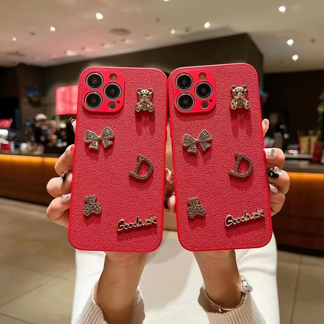 适用苹果15手机壳皮纹红色立体小熊iphone13保护套14promax高级感