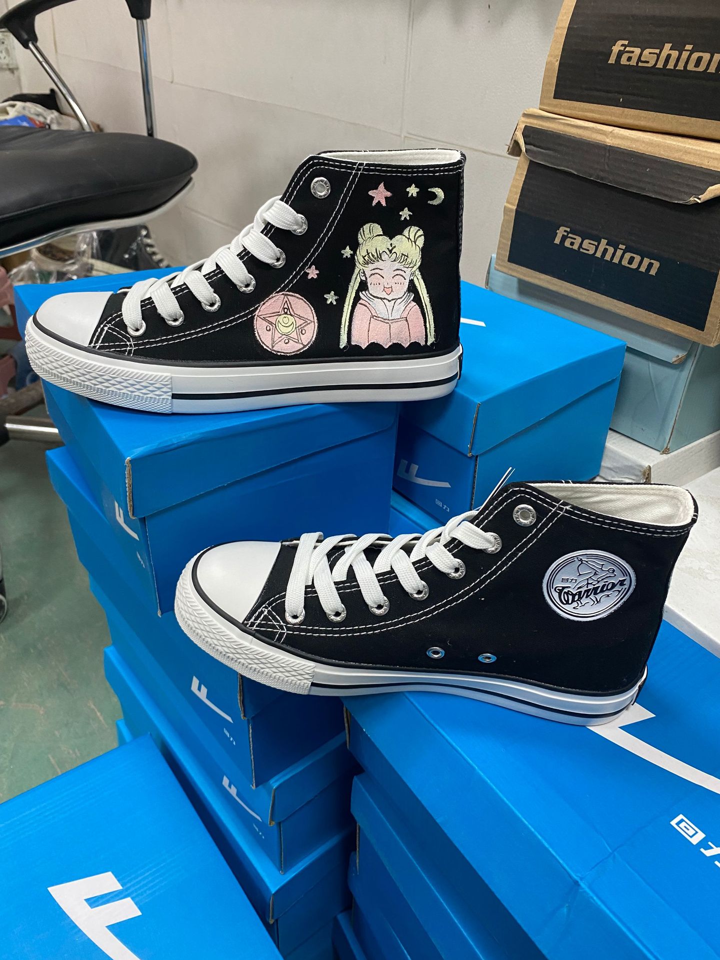 手绘鞋抽象派风格手绘帆布鞋画画女鞋丙烯涂色布鞋批发手绘回力鞋