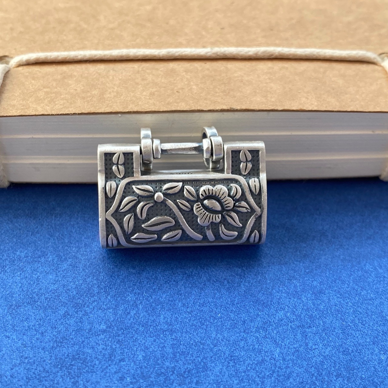 s990足银方形如意锁吊坠复古哑光双环花纹长命锁项坠 女典雅挂件