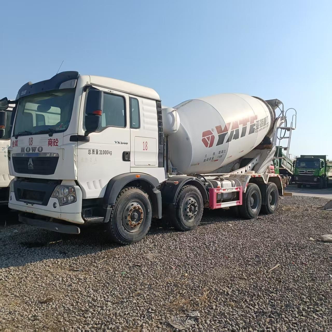 12立方豪沃水泥罐运输车 5立方小型工程下灰罐 后八轮自卸运输车