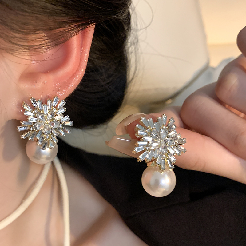 Retro Exquisite Full Diamond Snowflake Pearl Earrings for Women Special-Interest Design High-Grade Earrings Temperament Personality Affordable Luxury Earrings