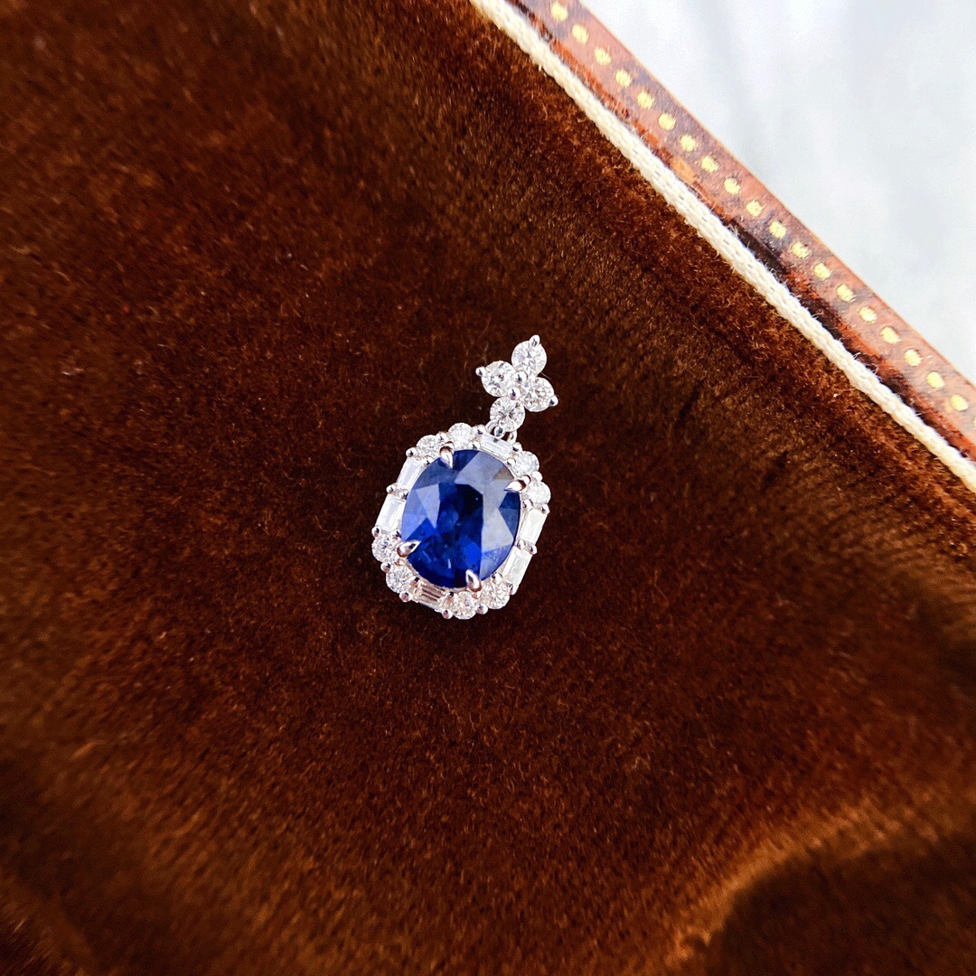 18k金镶嵌 60分蓝宝石吊坠 19分伴钻 金重0.6g(不含链)时尚珠宝