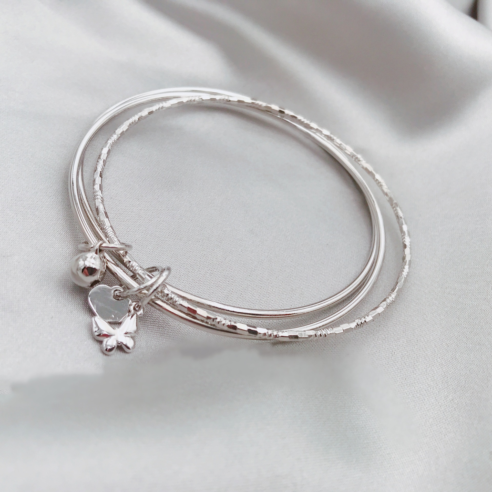 小众设计感爱心蝴蝶三环手环一步一响镯子轻奢超仙气质铃铛饰品女