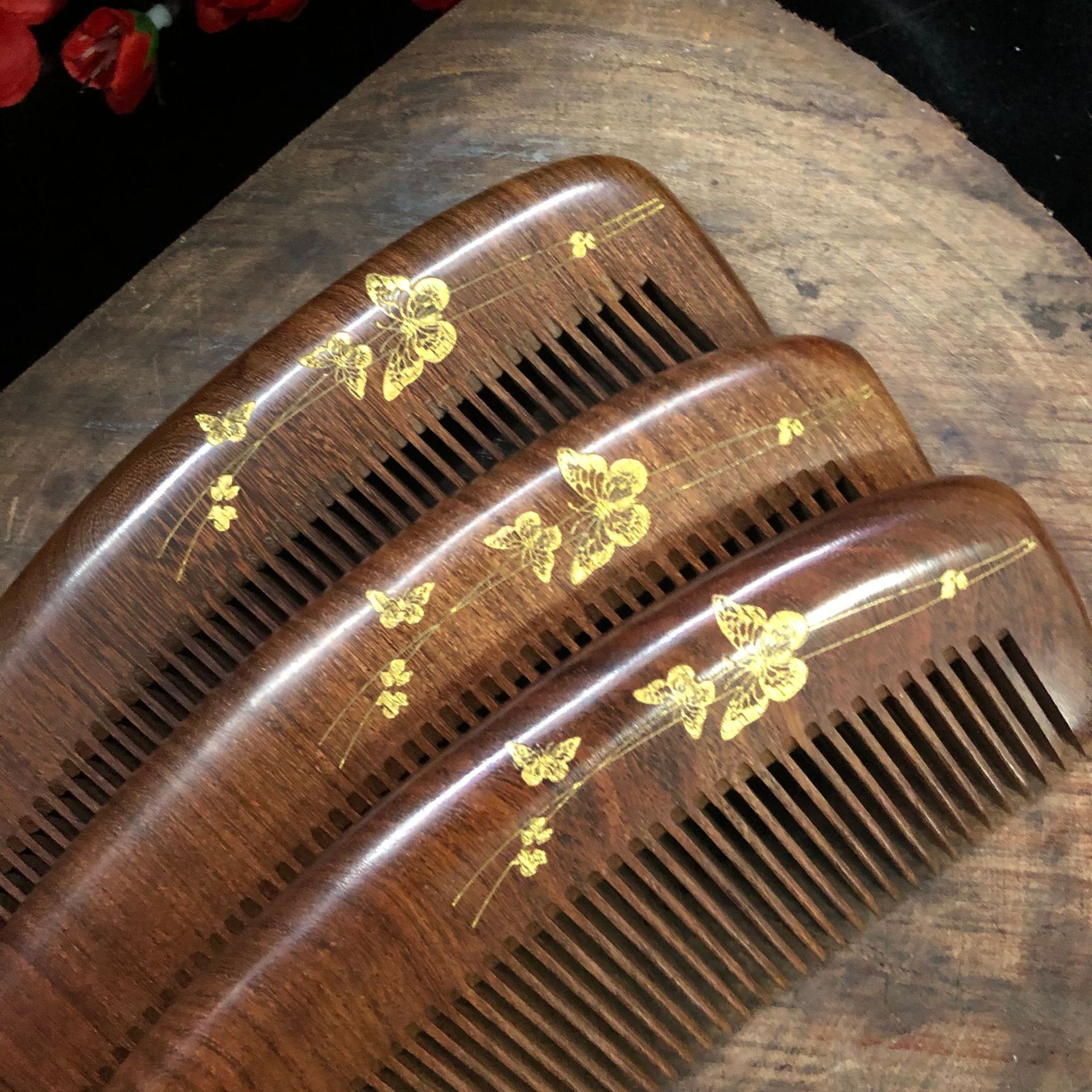 我们支持雕刻花纹和字体和定做木梳,100把起雕刻,200把起我们可以来样