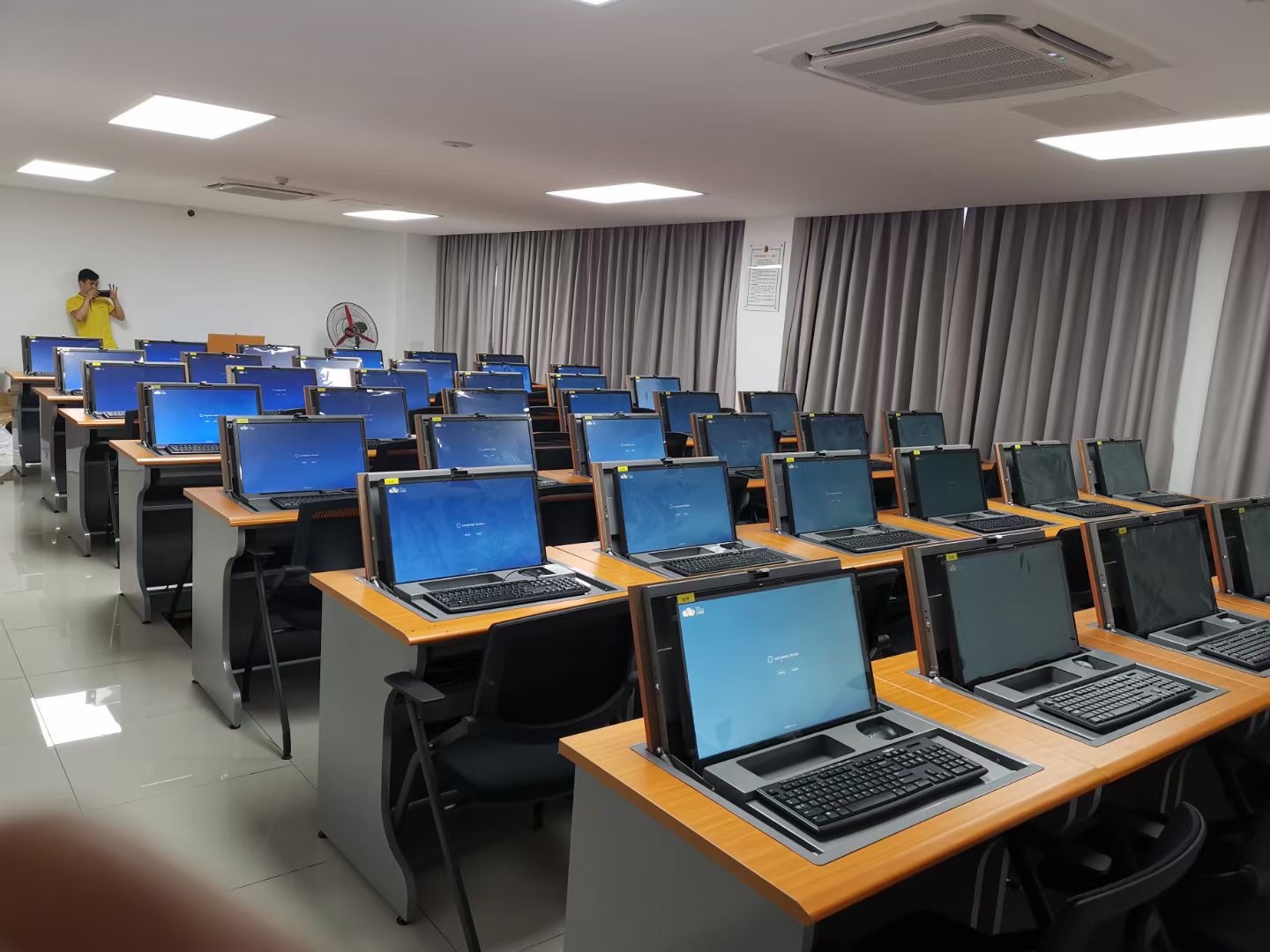 双人翻转电脑培训桌 多媒体室翻转电脑桌 隐藏式教室机房培训桌