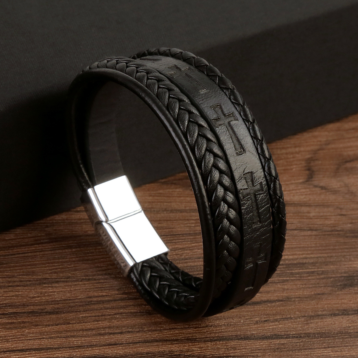 Cross-Border New Arrival European and American Fashion Men's Bracelet Leather Handmade Leather Woven Bracelet Men's Alloy Buckle Ornament Wholesale