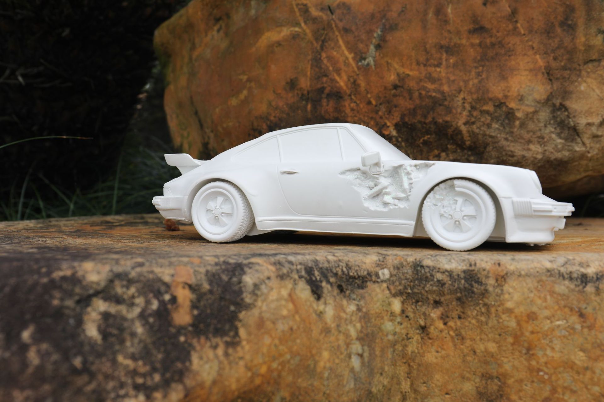 丹尼尔被侵蚀麻将发财小轿车911汽车模摆件雕塑潮玩艺术生日礼物