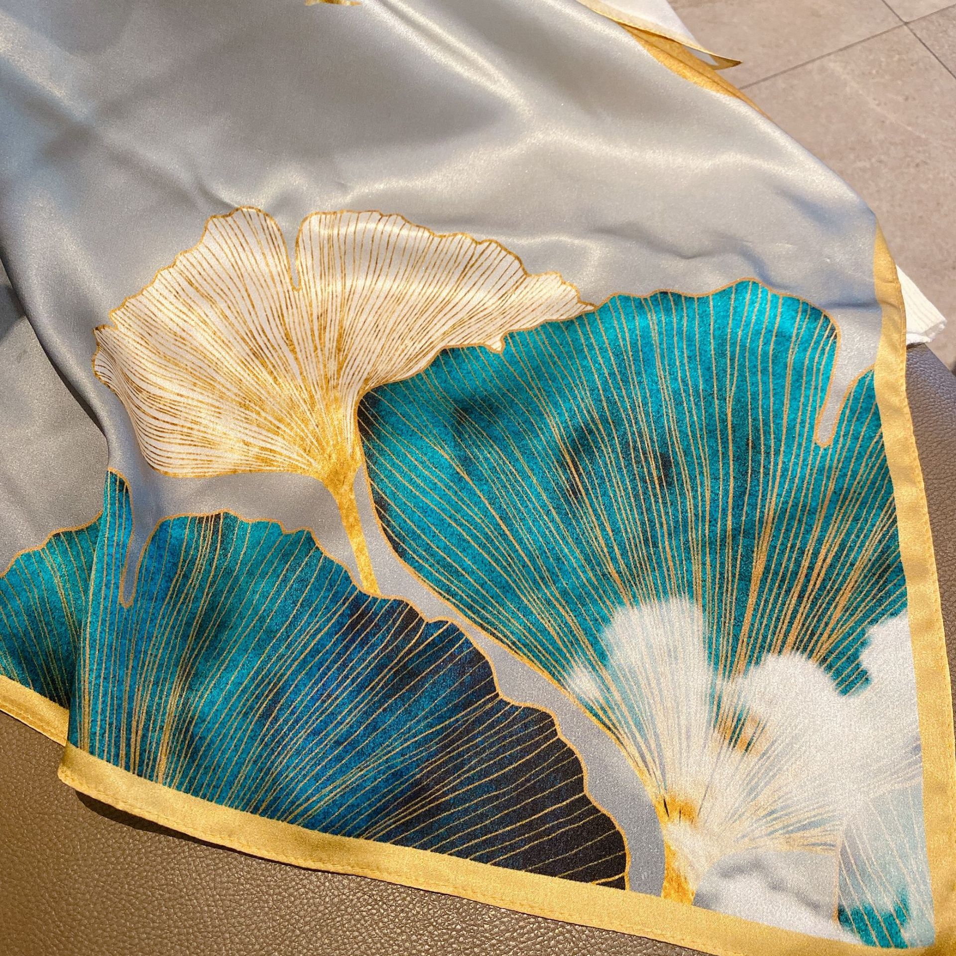 新款气质优雅53cm桑蚕丝小方巾白桦林杭州丝绸真丝装饰围巾小领巾