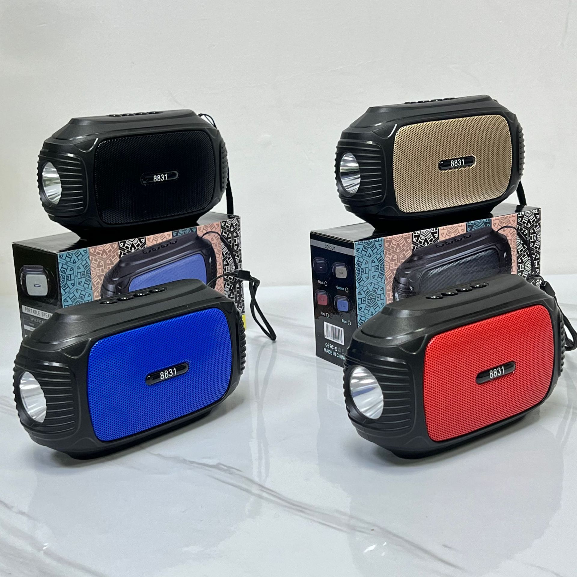 跨境新款迷你蓝牙小音响便携无线低音炮插卡音箱手电筒骑行收音机