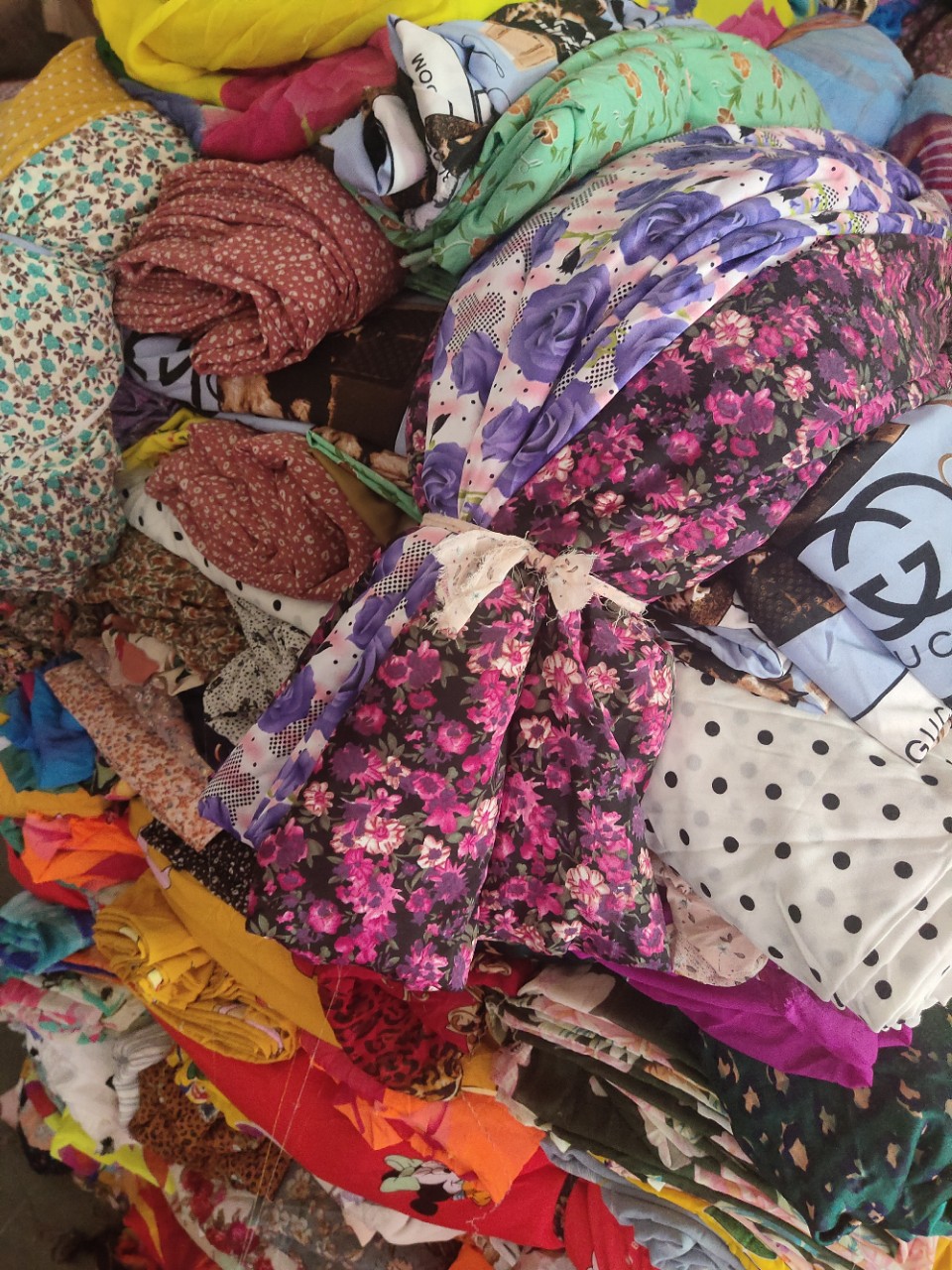 按斤卖印花雪纺零头布批发各种布料大块雪纺布头直播带货摆摊布头