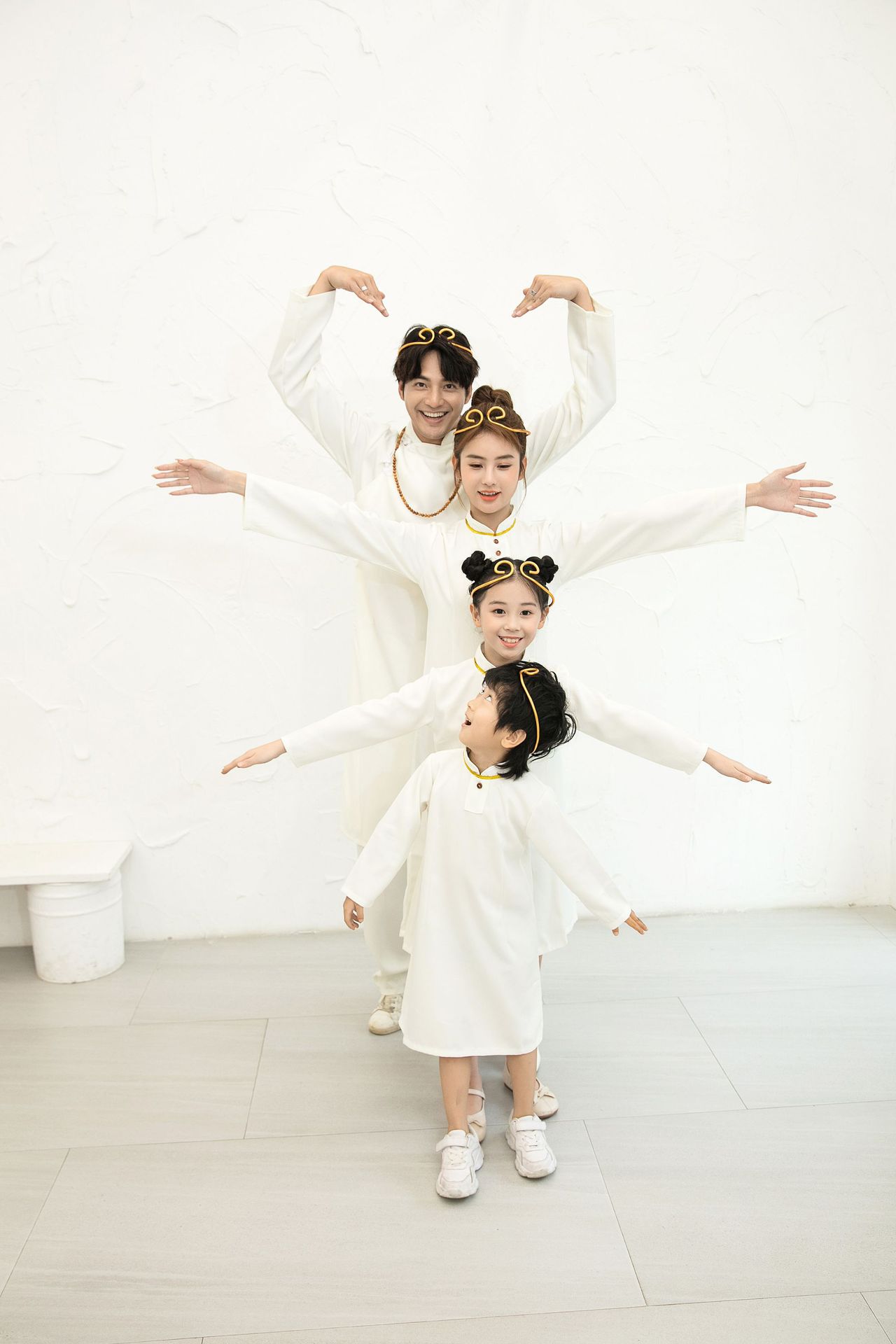 一家四口亲子装影楼拍照撞色主题套装拍摄时装全家福写真摄影服装