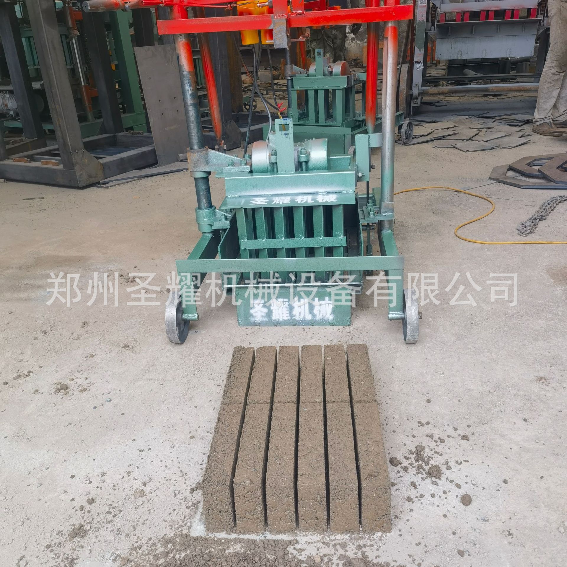 家用电免烧砖机一机多用手板两块空心砖机小型移动式空心水泥砖机