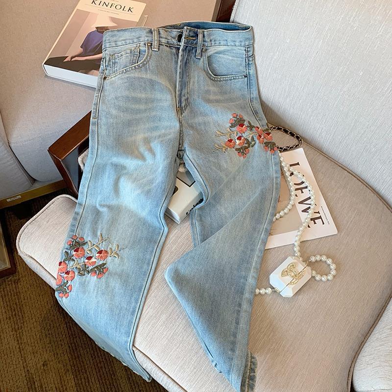刺绣小花朵牛仔裤图片