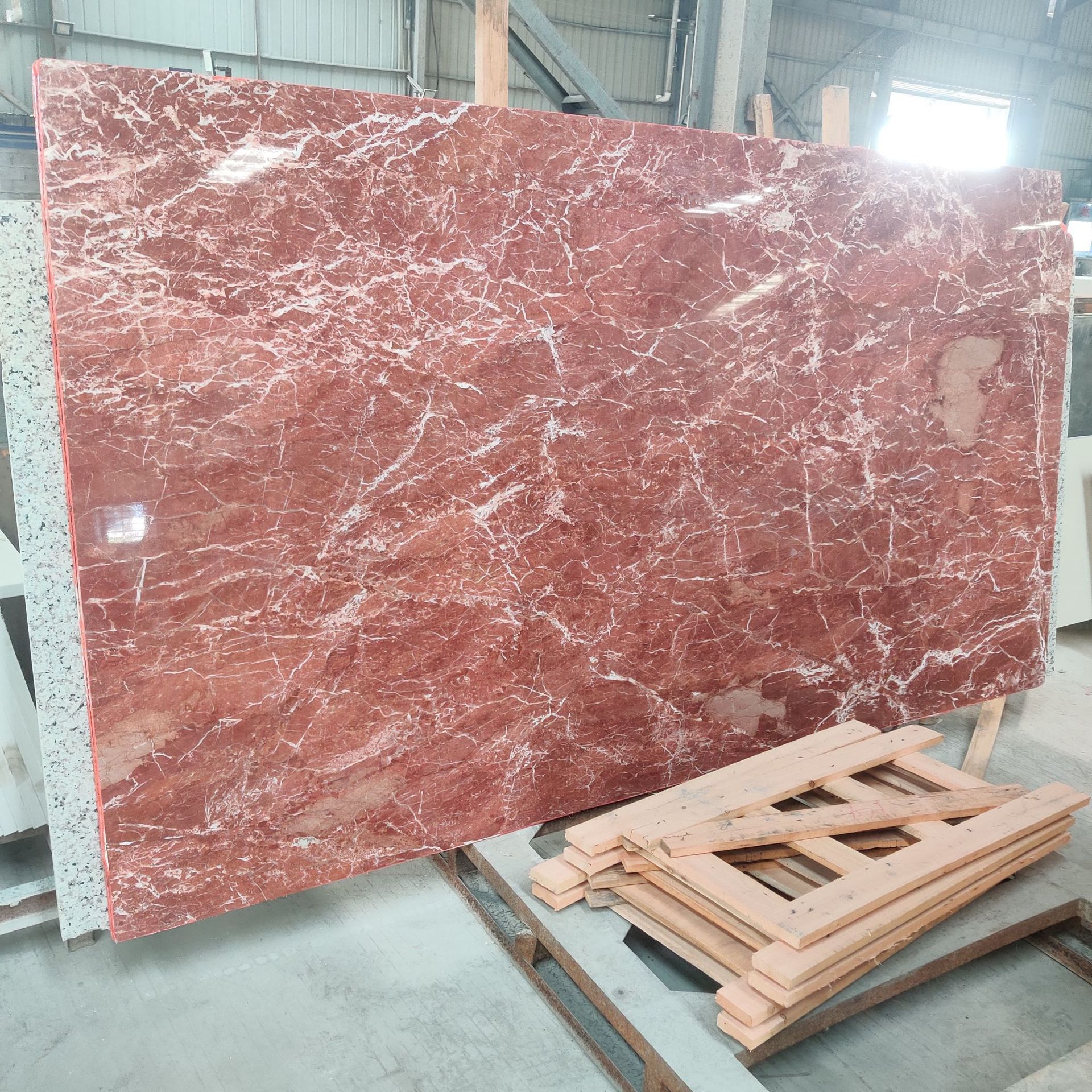 供应上海杭州紫罗红珊瑚红大理石 红色天然石材客厅装修大板 荒料