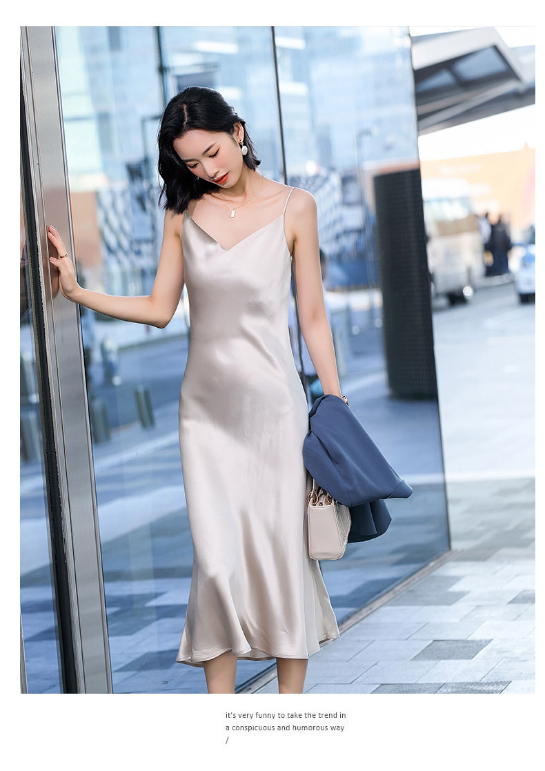 轻熟风中长款过膝吊带连衣裙女2021春季新款高腰显瘦缎面打底裙潮