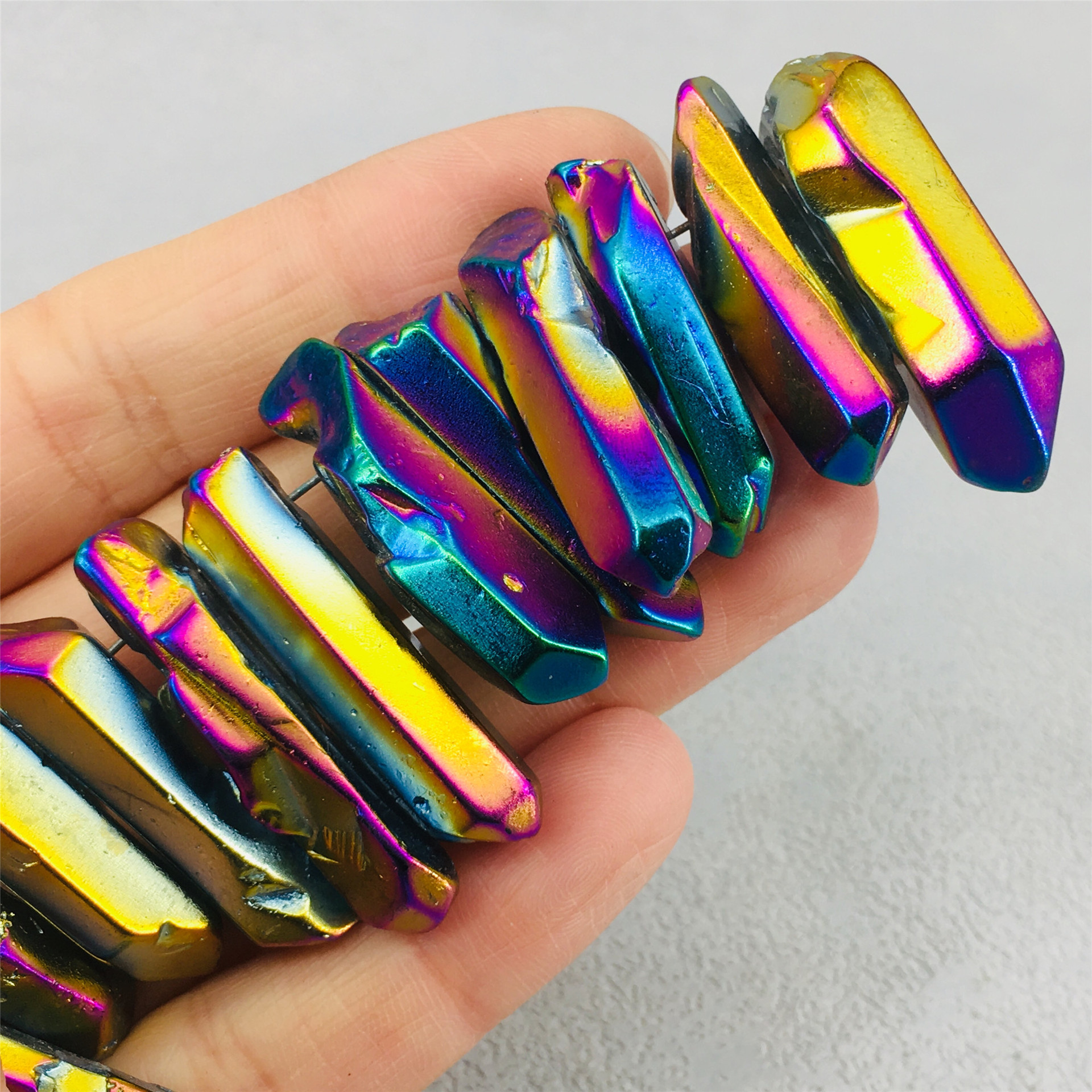 批发天然水晶雕刻蓝黄色钛金电镀彩条吊坠收藏工艺品礼物