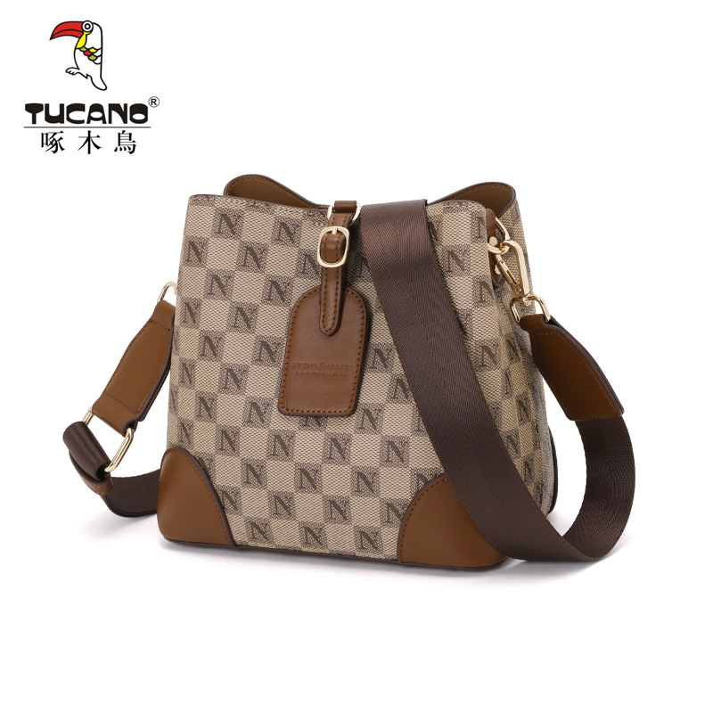 啄木鸟包包2024新款水桶包潮时尚高级质感斜挎包大容量女士单肩包