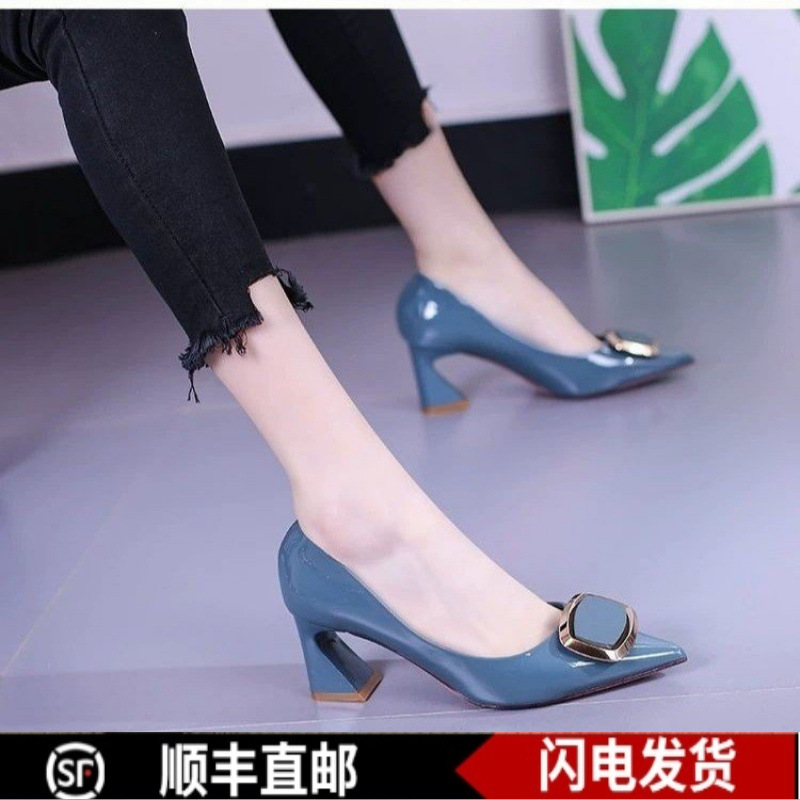 软皮尖头粗跟单鞋女2024年春秋新款浅口漆皮亮面方扣中跟工作鞋女