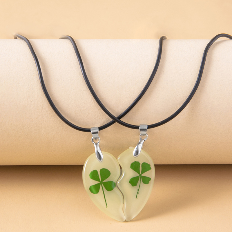 新款滴胶夜光干花四叶草项链幸运草两半心情侣吊坠项链