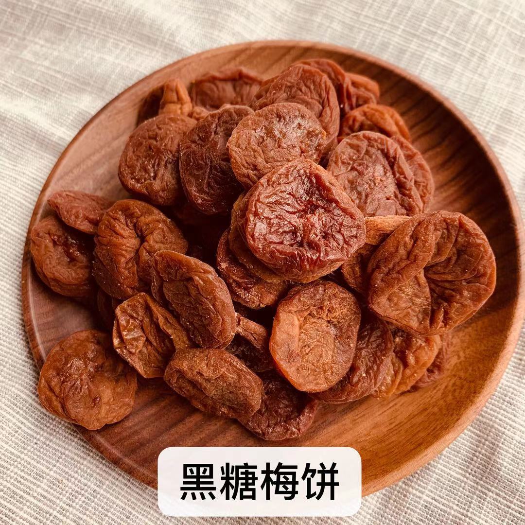 都是非常小个. 以上图是仙境的酵素梅饼 以上图是润和的陈皮梅饼.