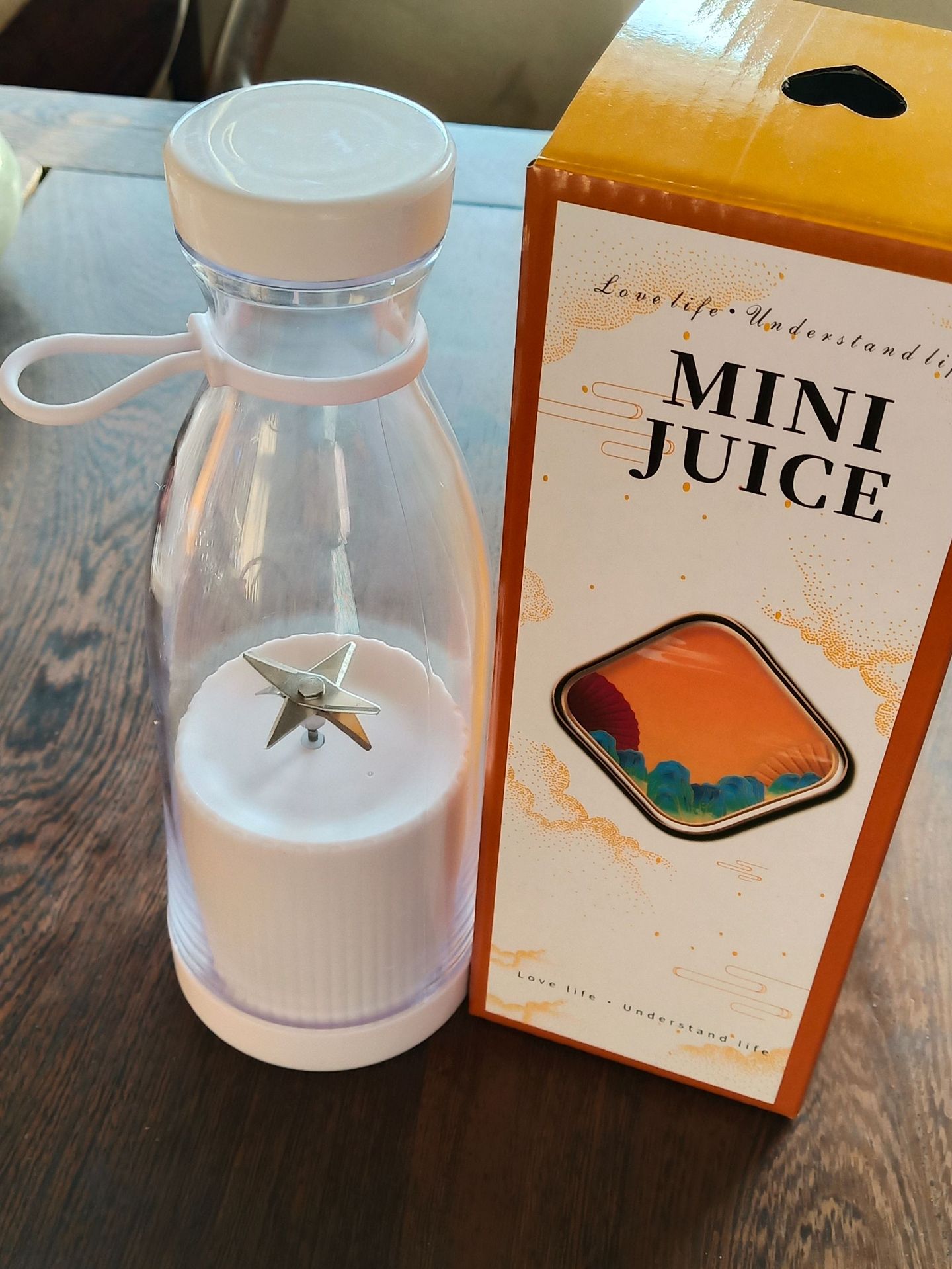 Electric Juicer Cup Cute Manual Wine Bottle Juicer Cup Portable Small Portable 6-Bit Rechargeable Cup Juicer